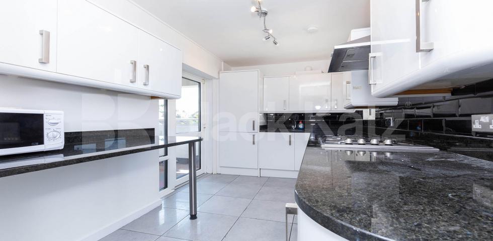 Fantastic spacious 4 bed in Camden mins to shops Abingdon Close, CAMDEN